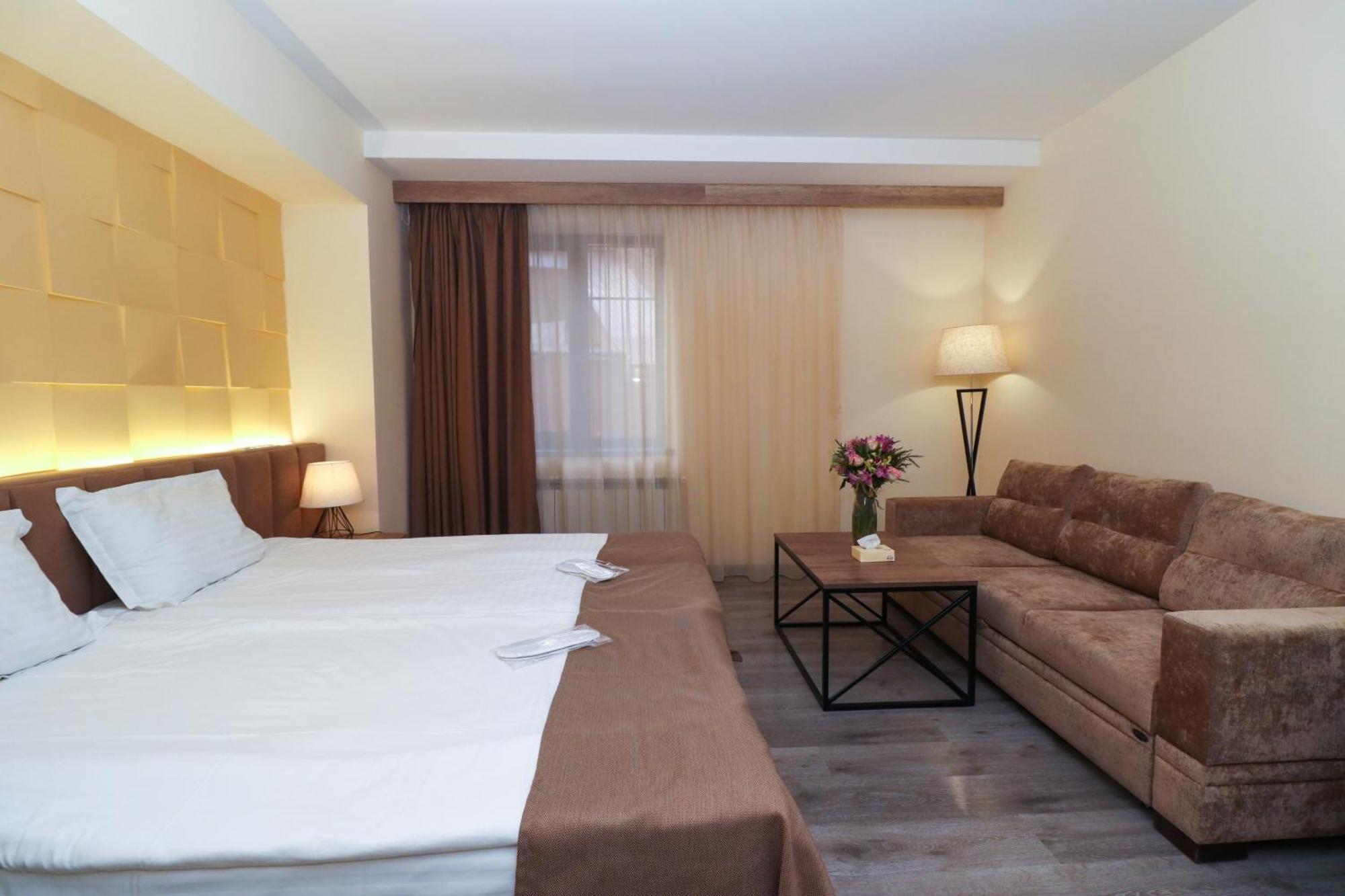 Mandarin Hotel Yerevan Exterior photo